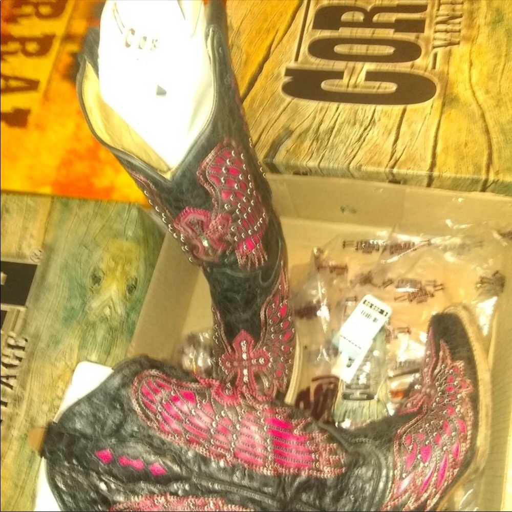 ISO corral boots pink cross. Square toe.
